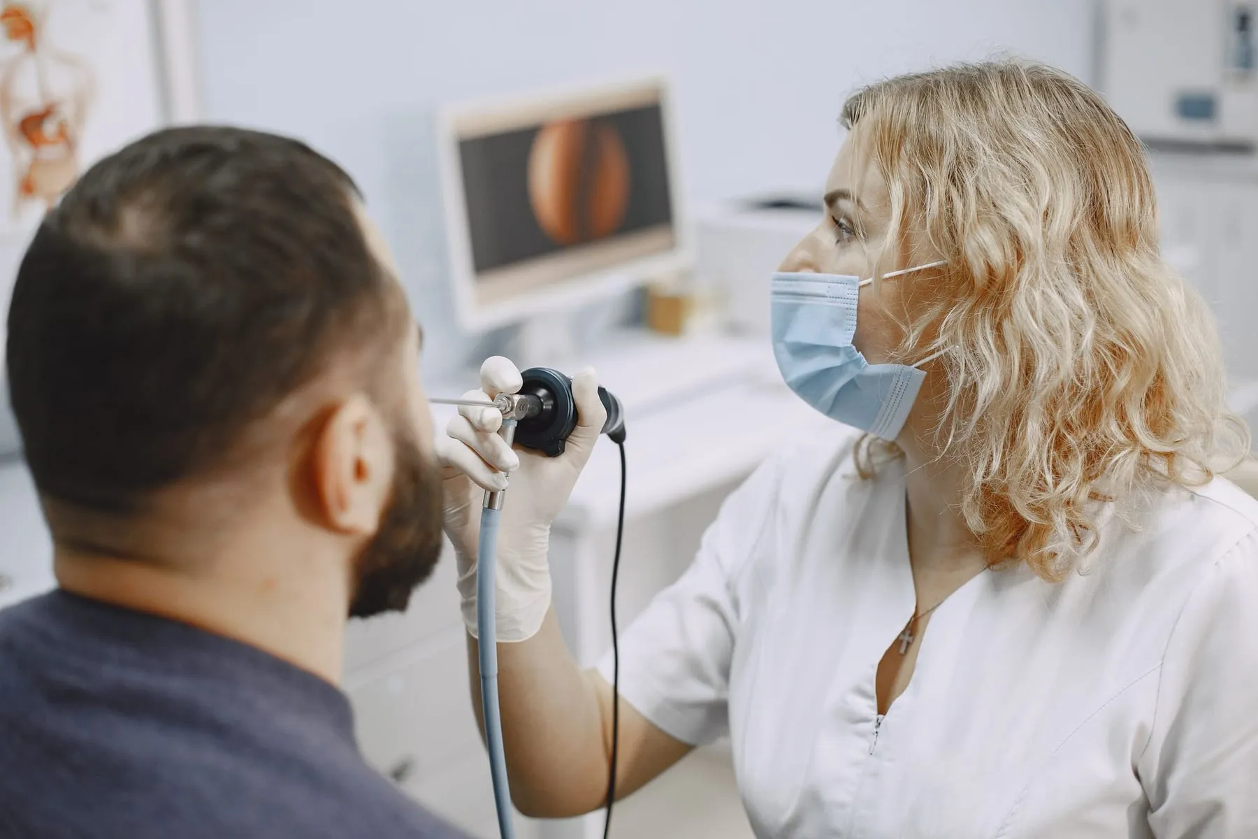 Exame de videolaringoscopia no consultório