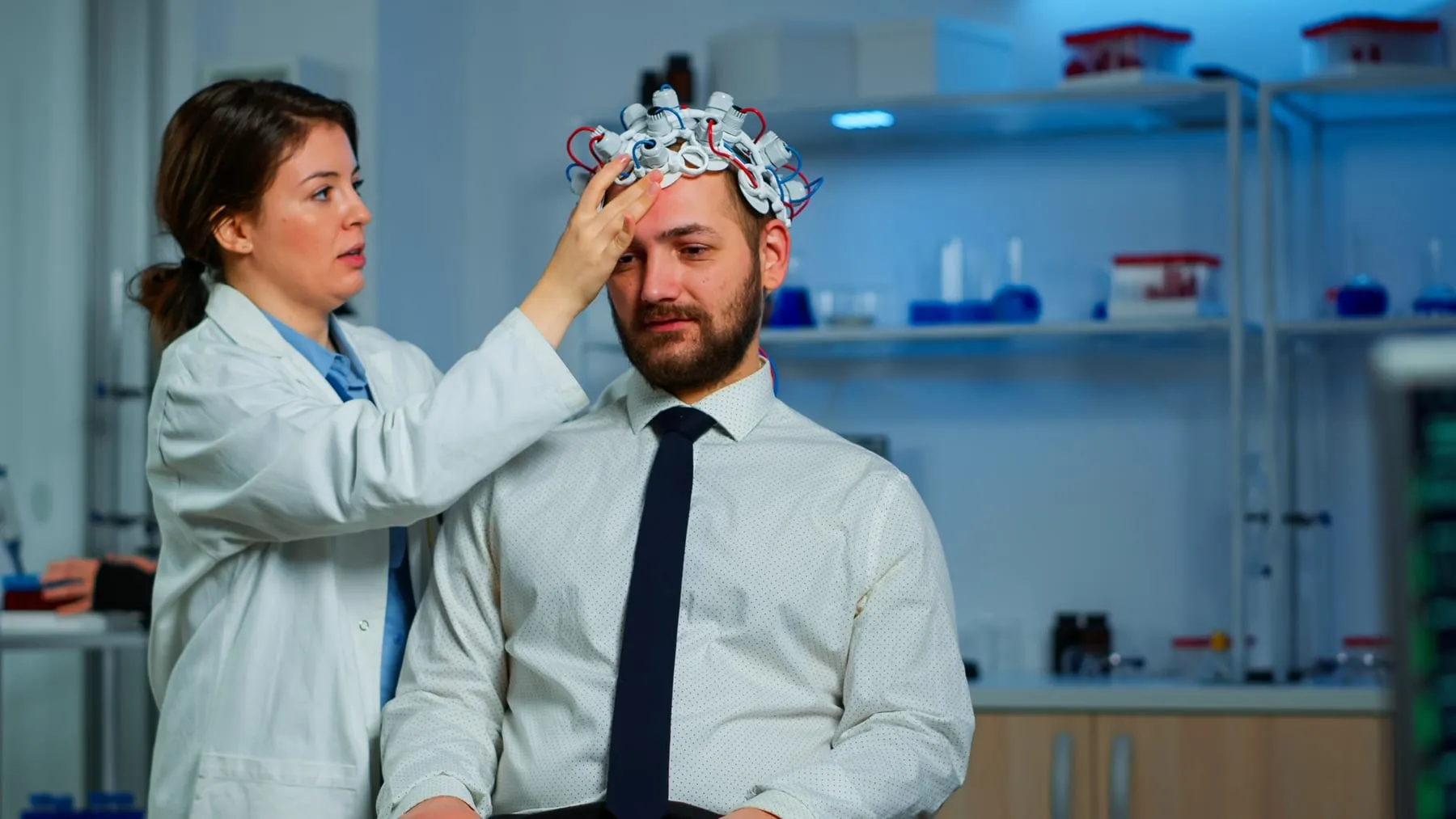 Médica realizando exame otoneurológico