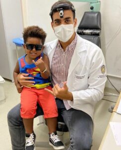 Dr Guilherme Menezes e seu pequeno paciente em um dia de revisão na Clínica Sinus Prime