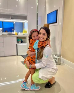 Dra Isabela Martins no consultório da Clínica Sinus Prime com sua paciente mirim e amiga.