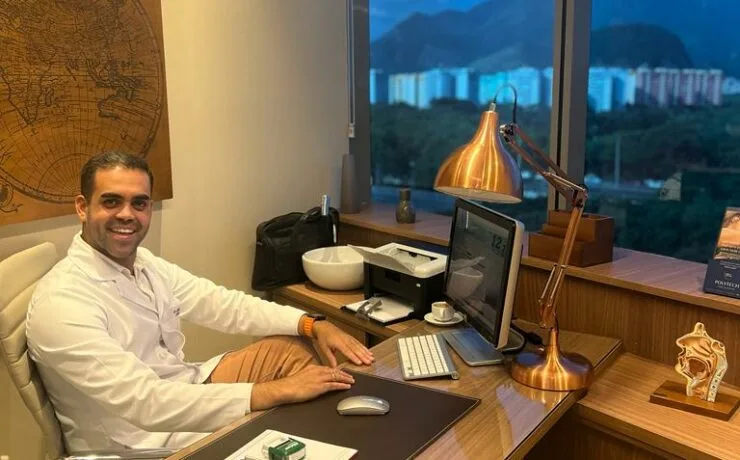Dr Guilherme Menezes em seu consultório fazendo atendimento por teleconsulta