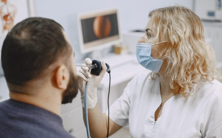 Exame de videolaringoscopia no consultório