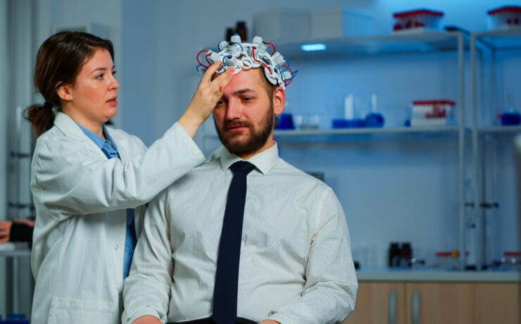 Médica realizando exame otoneurológico
