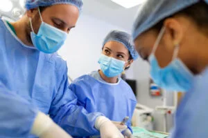 Médicos otorrino realizando uma cirurgia de estapedotomia