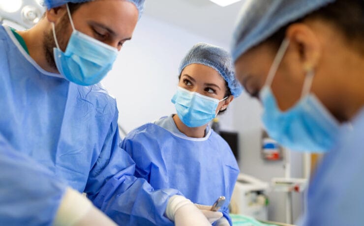Médicos otorrino realizando uma cirurgia de estapedotomia