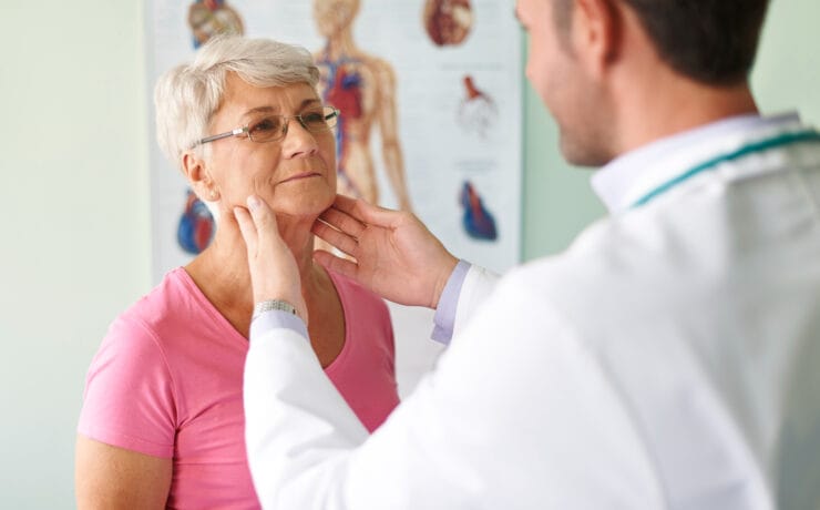 Mulher com problemas com na tireoide realizando exames no otorrinolaringologista