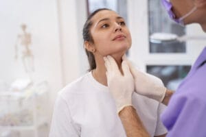 Otorrino examinando paciente