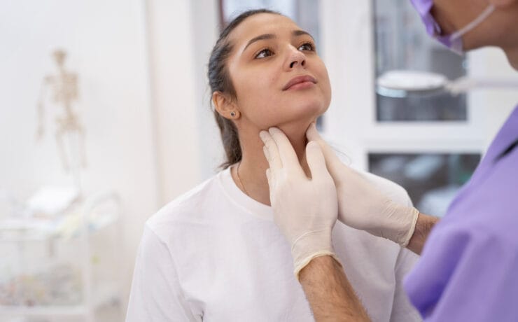 Otorrino examinando paciente