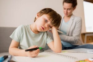 Criança na sala de aula com déficit de atenção