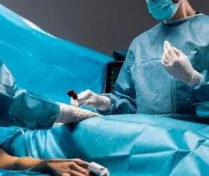 Médico realizando cirurgia do ronco