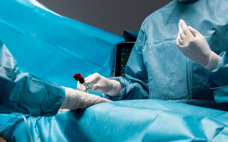Médico realizando cirurgia do ronco